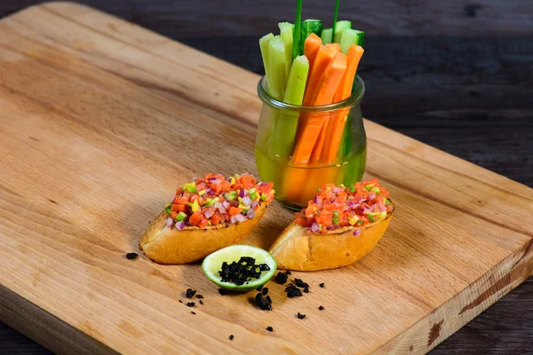 Bruschetta con tomate y albahaca — Foto de Stock