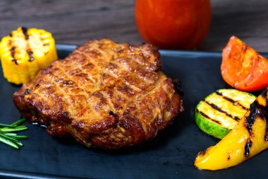 Sebzeli domuz bifteği