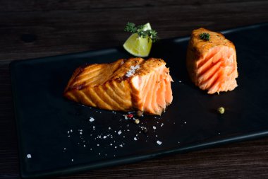 patates ve kireç ile Somon biftek servis