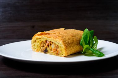 Ev yapımı Biftekli börek yemek hazır