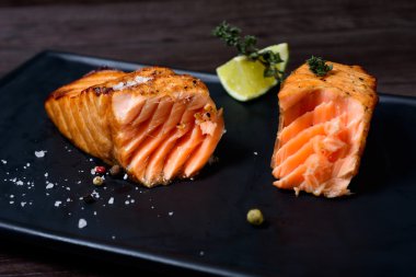 patates ve kireç ile Somon biftek servis