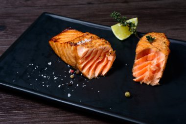 patates ve kireç ile Somon biftek servis