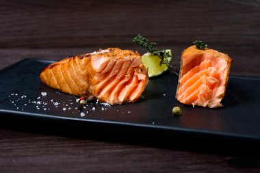 patates ve kireç ile Somon biftek servis