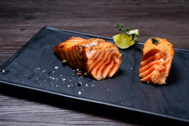 patates ve kireç ile Somon biftek servis