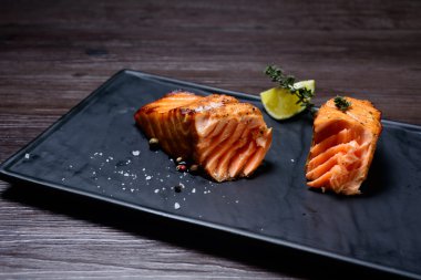 patates ve kireç ile Somon biftek servis