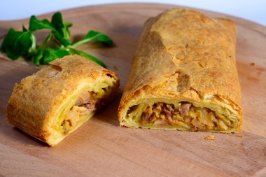 Ev yapımı Biftekli börek yemek hazır