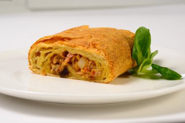 Ev yapımı Biftekli börek yemek hazır