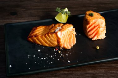 patates ve kireç ile Somon biftek servis