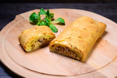 Ev yapımı Biftekli börek yemek hazır