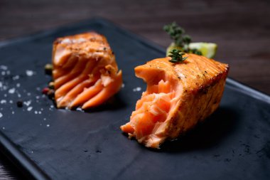 patates ve kireç ile Somon biftek servis