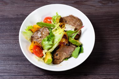 et, yumurta, domates, zeytin ve sebze salatası