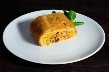Ev yapımı Biftekli börek yemek hazır