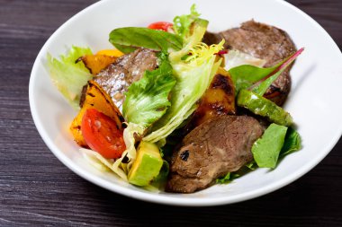 et, yumurta, domates, zeytin ve sebze salatası