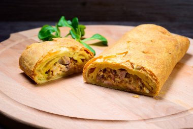 Ev yapımı Biftekli börek yemek hazır