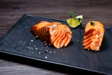 patates ve kireç ile Somon biftek servis