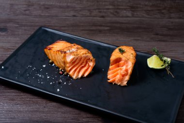 patates ve kireç ile Somon biftek servis