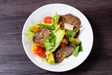 et, yumurta, domates, zeytin ve sebze salatası