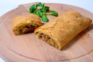 Ev yapımı Biftekli börek yemek hazır