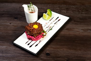 Biftek tartar kireç üzerinde beyaz çanak ile servis