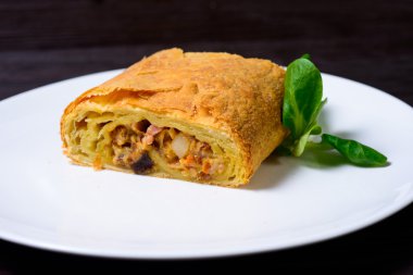 Ev yapımı Biftekli börek yemek hazır