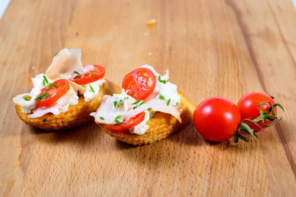 Los tomates jugosos bruschetta sobre el pan fresco — Foto de Stock