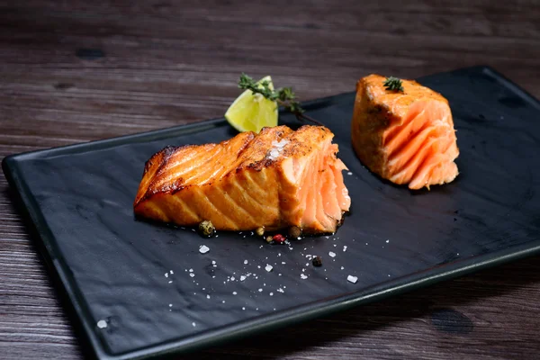 patates ve kireç ile Somon biftek servis