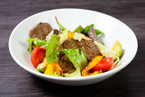 Salada com carne, ovo, tomate, azeitonas e legumes — Fotografia de Stock