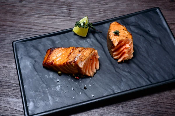 Salmon steak served with potatoes and lime — Stock Photo, Image