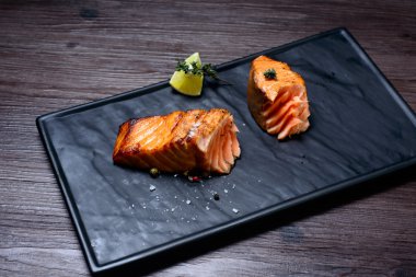 patates ve kireç ile Somon biftek servis