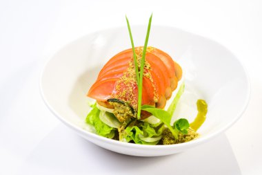 Klasik Caprese salatası domates, peynir, otlar ve sos ile