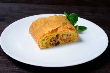 Ev yapımı Biftekli börek yemek hazır