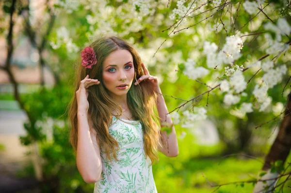 Bella donna in un giardino primaverile — Foto Stock