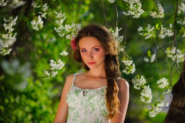 Bahar bahçesinde güzel bir kadın