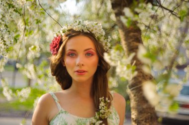 Bahar bahçesinde güzel bir kadın