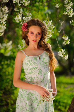 Bahar bahçesinde güzel bir kadın