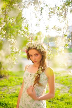 Bahar bahçesinde güzel bir kadın