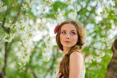 Bahar bahçesinde güzel bir kadın