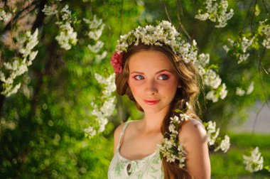 Bahar bahçesinde güzel bir kadın