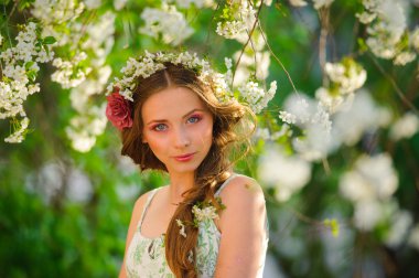 Bahar bahçesinde güzel bir kadın