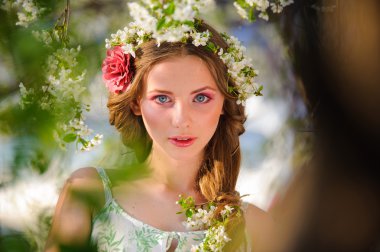 Bahar bahçesinde güzel bir kadın