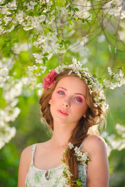 Bahar bahçesinde güzel bir kadın