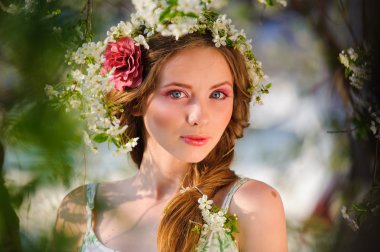 Bahar bahçesinde güzel bir kadın