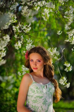 Bahar bahçesinde güzel bir kadın