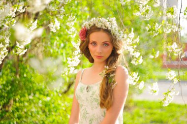 Bahar bahçesinde güzel bir kadın