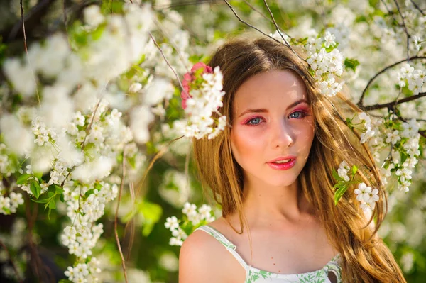 Красивая женщина в весеннем саду — стоковое фото