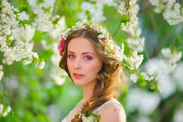 Hermosa mujer en un jardín de primavera —  Fotos de Stock