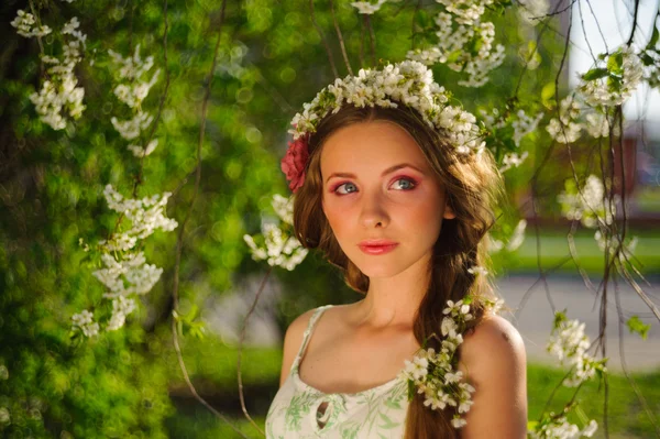 Mooie vrouw in een lente tuin — Stockfoto