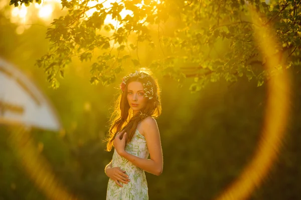 Joven dama elegante en vestido, la puesta de sol . — Foto de Stock