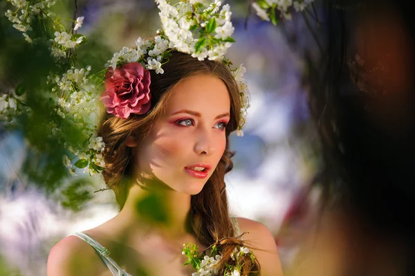 Belle femme dans un jardin de printemps — Photo