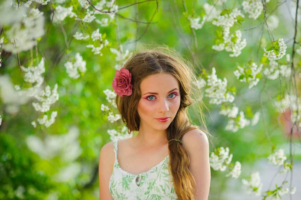 Hermosa mujer en un jardín de primavera — Foto de Stock